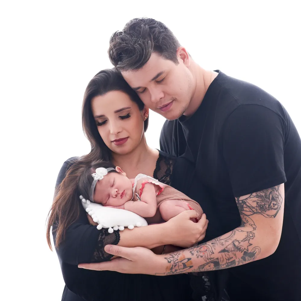 Olívia recém-nascida no colo da mamãe e do papai