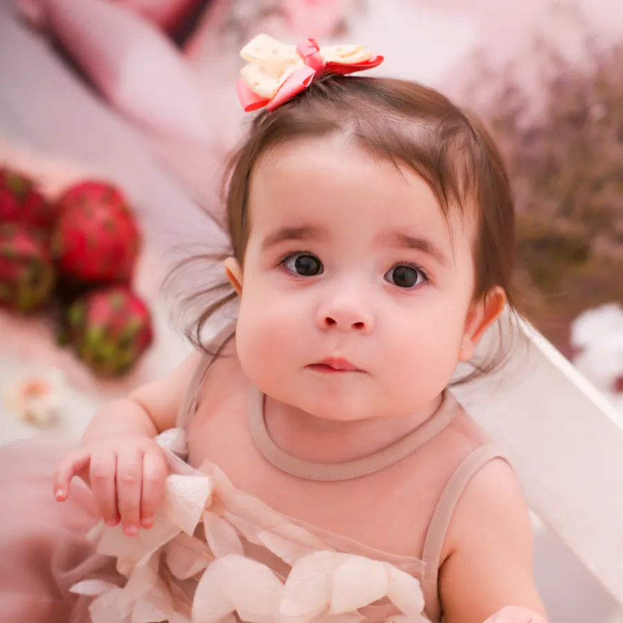 Retrato de Olívia com laço rosa e vestido de tule