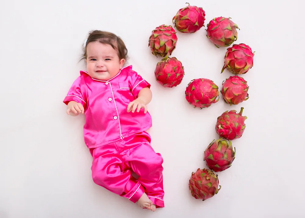 Olívia aos 9 meses ao lado de um número 9 feito de pitayas